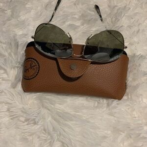 women’s black aviators
